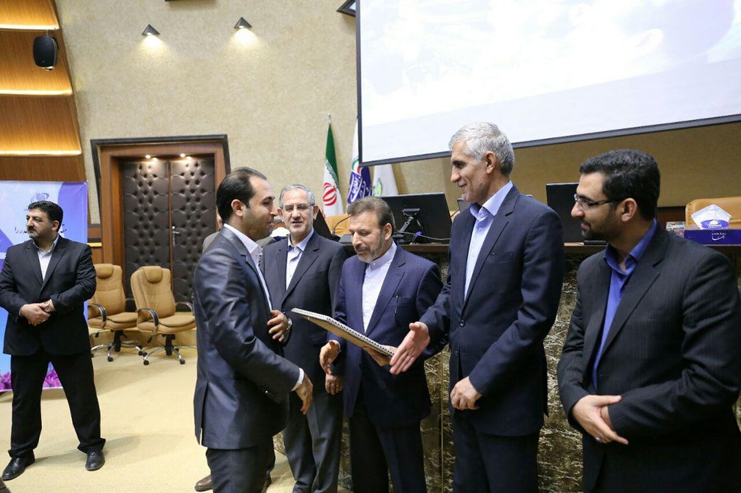 دریافت لوح سپاس از وزیر سال 95